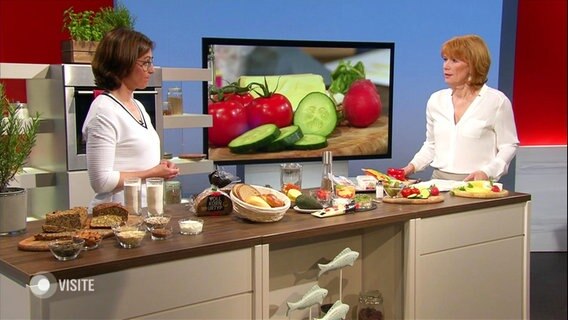 Presenter Vera Cordes in a conversation with nutritionist Silja Schäfer in the studio.  ©Screenshot 