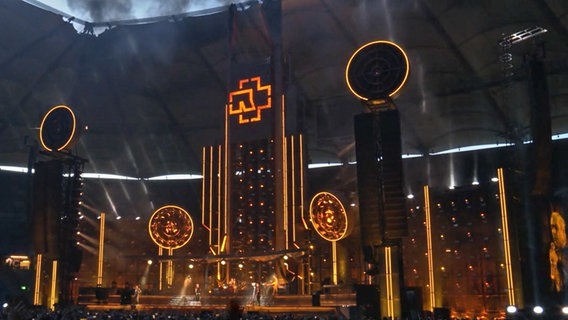 Die gigantische Bühne der Band Rammstein im Volksparkstadion Hamburg © Screenshot 