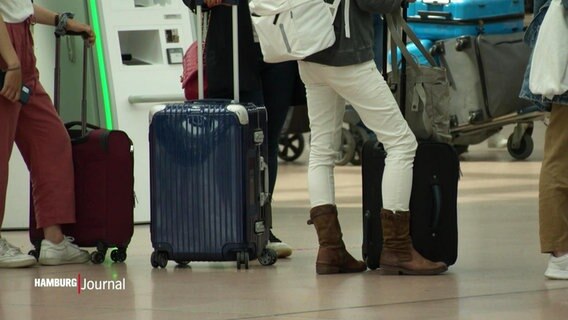 Wartende Passagiere am Hamburger Flughafen. © Screenshot 