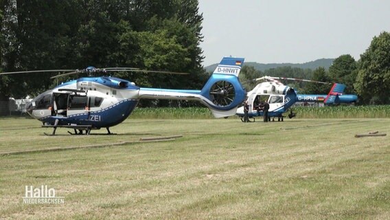 Bei der Großfahndung nach einem Tatverdächtigen wegen Totschlags mit einer Axt kommen in Rinteln Hubschrauber zum Einsatz. © Screenshot 