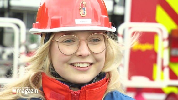 Ein junges Mädchen mit Feuerwehrhelm. © Screenshot 