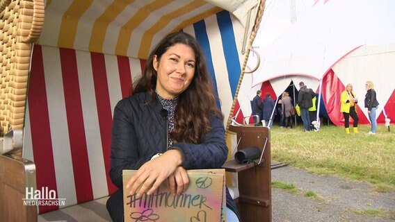 Vanessa Kossen in einem Strandkorb vor einem Zirkuszelt © Screenshot 