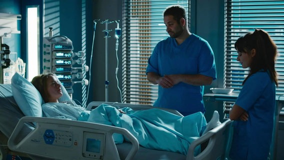 Dr. Matteo Moreau (Mike Adler) steht mit einer Kollegin am Bett der Patientin Leonie. © Screenshot 