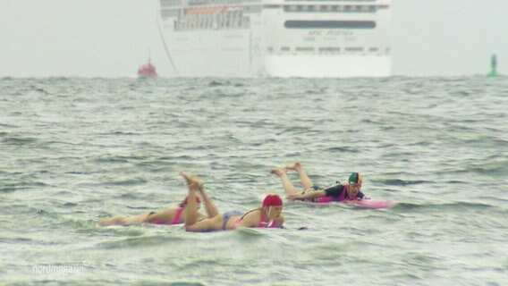 Rettungssportler paddeln auf Brettern auf der Ostsee. © Screenshot 