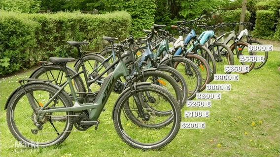 E-Bikes in einer Reihe. © Screenshot 