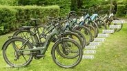 E-Bikes in einer Reihe. © Screenshot 