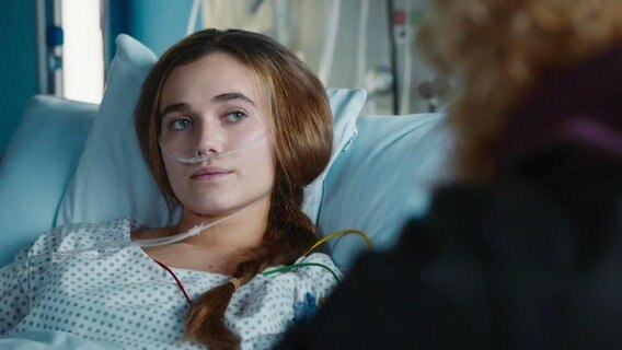 Die Boxerin Linn Strandberg (Josephine Martz) ist Patientin in einem Krankenhaus. © Screenshot 