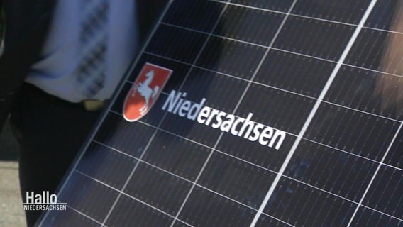 Ein Solarpanel mit dem Landeswappen von Niedersachsen. © Screenshot 