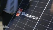 Ein Solarpanel mit dem Landeswappen von Niedersachsen. © Screenshot 