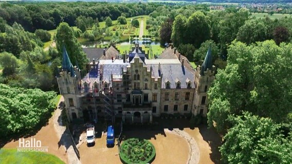 Blick auf Schloss Ippenburg aus der Vogelperspektive. Auf der linken Hälfte des Gebäudes, steht ein Baugerüst an der Fassade. © Screenshot 