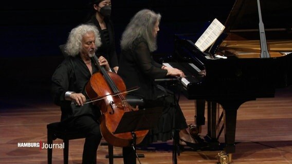Der Cellist Mischa Maisky und die Pianistin Martha Argerich spielen auf der Bühne der Laeiszhalle. © Screenshot 