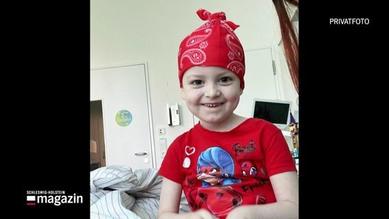 Die Vierjährige Nimi mit Kopftuch im Krankenhaus (Privatfoto). © Screenshot 