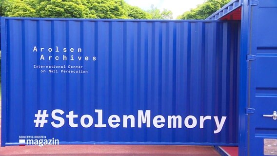 Ein blauer Container mit der weißen Aufschrift "#Stolen Memory". © Screenshot 