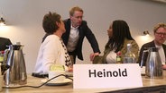 Conference situation: Daniel Günther (CDU) speaks to Monika Heinold and Aminata Touré from Bündnis 90/Die Grünen.  ©screenshot 