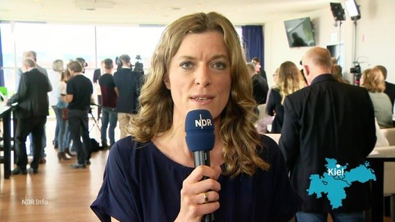 Julia Stein, Reporterin vom NDR bei der Vorstellung des Koalitionsvertrages in Schleswig-Holstein. © Screenshot 