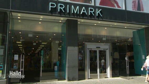 In einer Fußgängerzone prangt über dem Eingang eines Kleidungsgeschäfts der Schriftzug "Primark". © Screenshot 