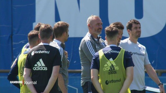 Spieler des HSV mit dem Trainer Tim Walter am Spielfeldrand. © Screenshot 