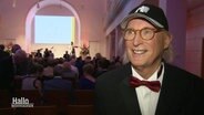 Otto Waalkes im Gespräch in einer Veranstaltungshalle © Screenshot 