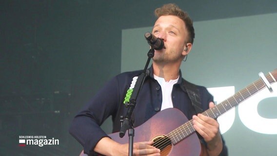 Sänger Joris steht mit Gitarre bei einem Auftritt auf der Bühne. © Screenshot 