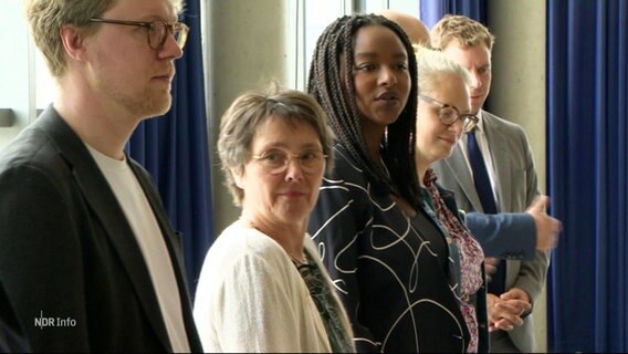 In einer Reihe stehen bei einer Pressekonferenz unter anderem Lasse Petersdotter, Monika Heinold und Aminata Touré von den Grünen in Schleswig-Holstein. © Screenshot 