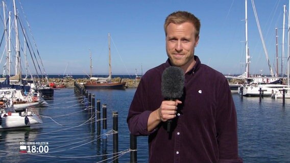 Moderator Hendrik Hannes in einem Hafen für Segelboote © Screenshot 