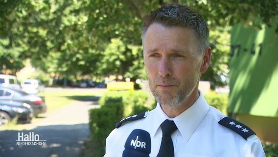 Matthias Pintak von der Polizei Salzgitter im Gespräch © Screenshot 
