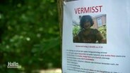 An einem Holzmast ist ein Vermissten-Aufruf befestigt. © Screenshot 