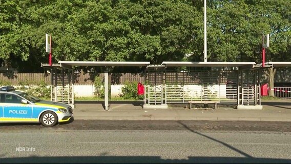 Blick auf die Bushaltestelle Mümmelmannsberg in Hamburg, am Bildrand: ein Streifenwagen der Polizei © Screenshot 