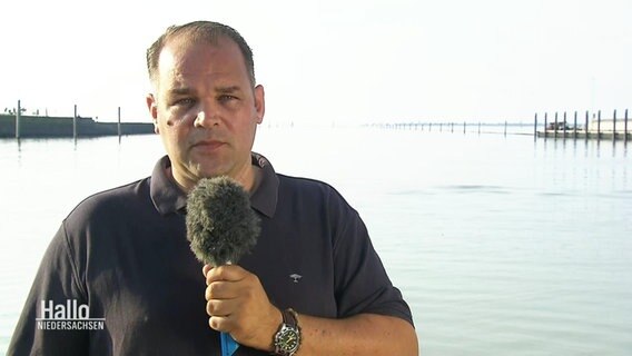 Der Reporter Sebastian Duden berichtet aus Norddeich. © Screenshot 