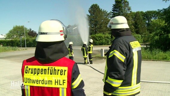 Feuerwehrleute bei einer Übung. © Screenshot 