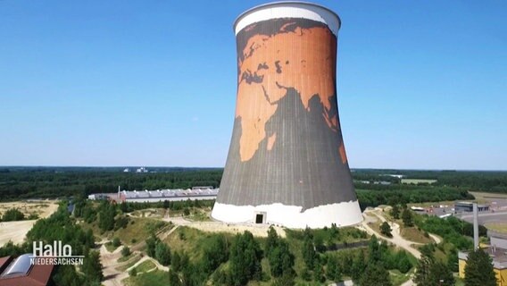 Eine Weltkarte auf einem Kühlturm. © Screenshot 