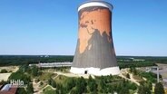 Eine Weltkarte auf einem Kühlturm. © Screenshot 