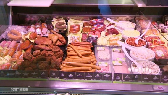 Verschiedene Fleischsorten liegen hinter der Scheibe einer Fleischtheke im Einzelhandel. © Screenshot 