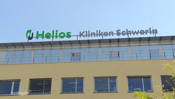 Buchstaben auf dem Dach eines Gebäudes bilden den Schriftzug: "Helios Kliniken Schwerin". © Screenshot 