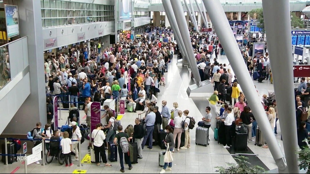 Menschenschlangen am Flughafen.