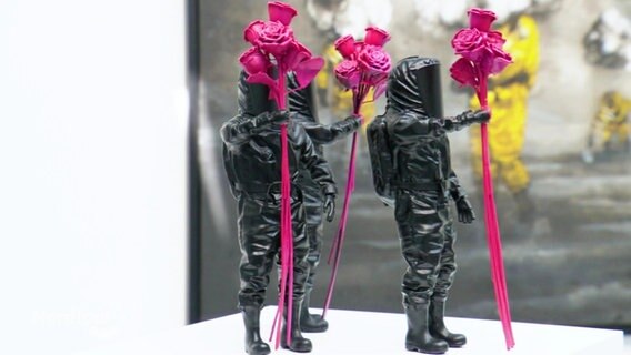Kleine Figuren halten pinke Rosen. © Screenshot 