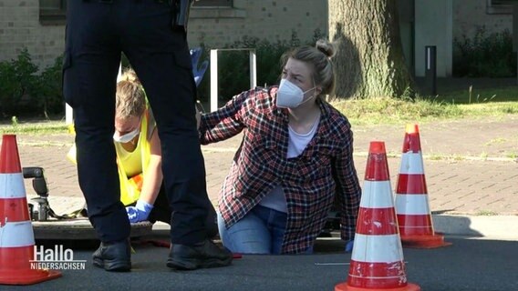 Die Polizei untersucht den Gully. © Screenshot 