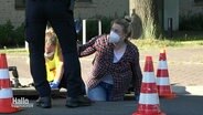Die Polizei untersucht den Gully. © Screenshot 