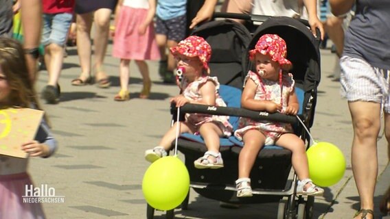 Zwillingskinderwagen beim Elternprotest. © Screenshot 