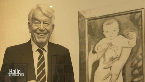 Fotografie von Henri Nannen vor einem Gemälde. © Screenshot 