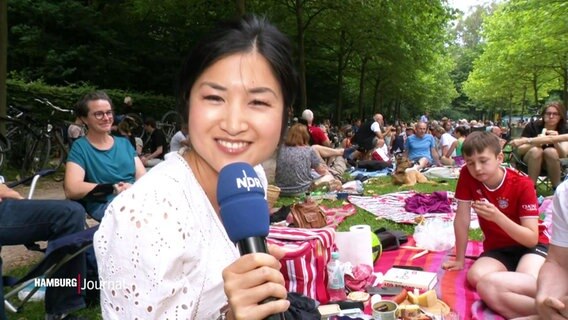 Reporterin Annette Yang berichtet live aus dem Hamburger Stadtpark. © Screenshot 