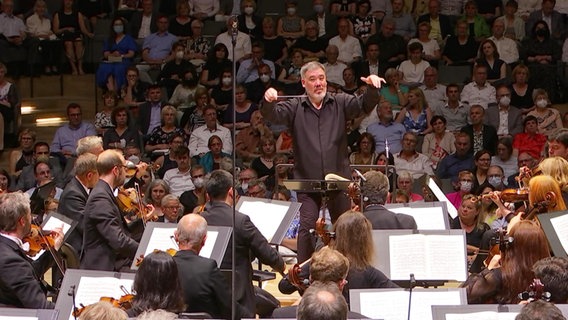 Konzertszene: Alan Gilbert dirigiert das NDR Elbphilharmonie Orchester beim Saisonabschlusskonzert am 25. Juni 2022 in der Elbphilharmonie Hamburg © Screenshot 