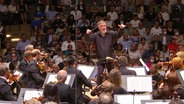 Konzertszene: Alan Gilbert dirigiert das NDR Elbphilharmonie Orchester beim Saisonabschlusskonzert am 25. Juni 2022 in der Elbphilharmonie Hamburg © Screenshot 