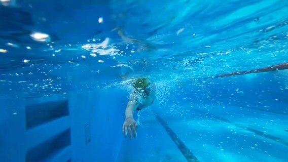 Ein Schwimmer unter Wasser © Screenshot 