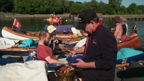 Kanufahrer grillen auf dem Stadtparksee © Screenshot 