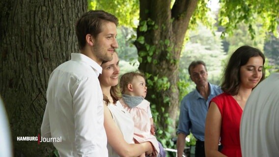 Eine Familie bei einer Taufe im Hamburger Stadtpark. © Screenshot 