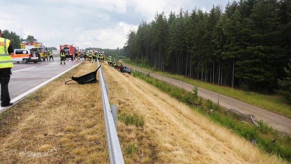 Rettungskräfte bei einem Unfall auf der A14. © Screenshot 