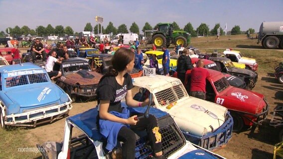 Autos stehen nebeneinander beim Stocar-Rennen in Grimmen. © Screenshot 