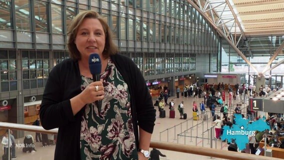 Reporterin Anouk Schollähn berichtet vom Hamburger Flughafen. © Screenshot 