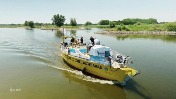 Das Forschungsschiff "Aldebaran" fährt auf der Elbe, einige Studierende sind an Board. © Screenshot 